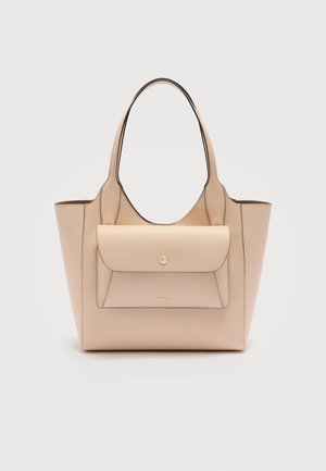 Μπεζ δερμάτινη τσάντα tote με εμπρόσθια θήκη με καπάκι, διπλές λαβές και διακριτικά χρυσά γράμματα με λογότυπο σε απλό ανοιχτό φόντο.