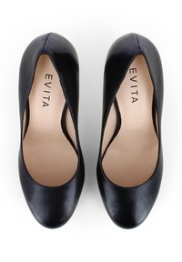 Décolleté neri in pelle con tacco alto, punta arrotondata e lati scavati, caratterizzati da una consistenza liscia e soletti beige con branding.