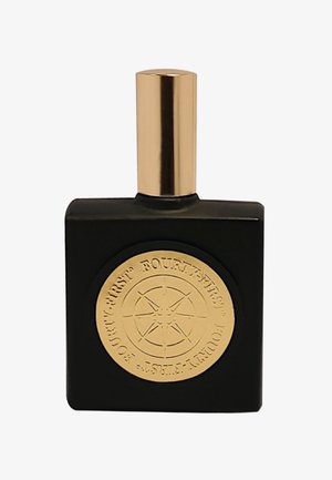 Vierkante zwarte parfumfles met een gouden dop en een gouden ronde label met een kompasontwerp en verhoogde tekst.