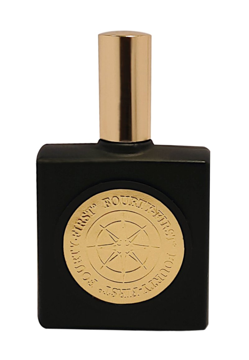 Vierkante zwarte parfumfles met een gouden dop en een gouden ronde label met een kompasontwerp en verhoogde tekst.