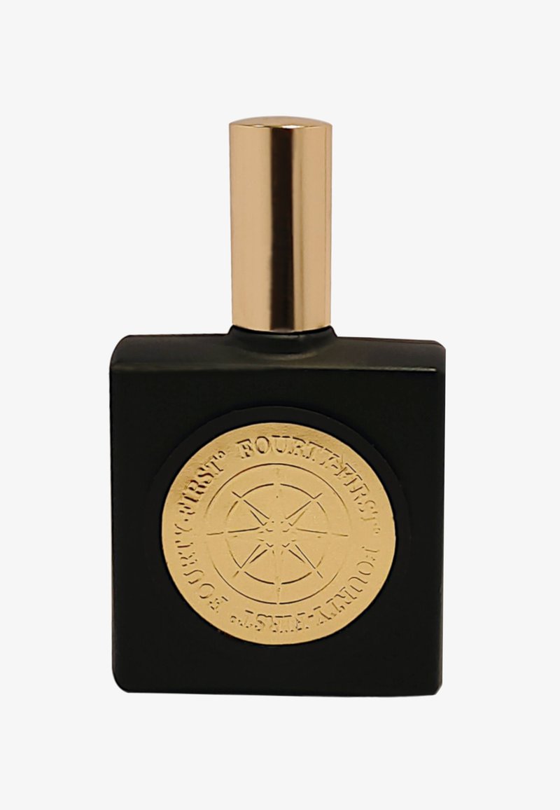 Vierkante zwarte parfumfles met een gouden dop en een gouden ronde label met een kompasontwerp en verhoogde tekst.