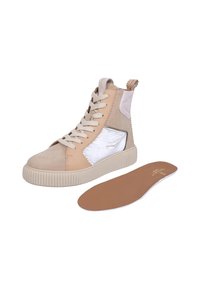 Sneaker alta beige in suede con accenti bianchi in materiale sintetico, suola in gomma texturizzata e lacci piatti. Include una soletta removibile marrone.