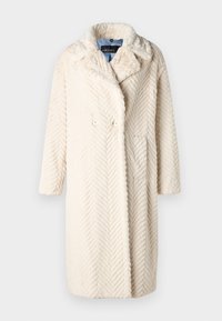 Cremfarbener Kunstfellmantel mit einem Fischgrätmuster, doppelter Knopfleiste, Reverskragen und seitlichen Taschen.