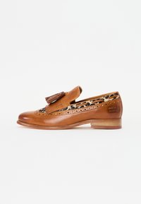 Lofer din piele de culoare tan, cu ciucuri decorative și detalii brogue. Are un căptușeală cu imprimeu leopard și un toc de lemn mic.