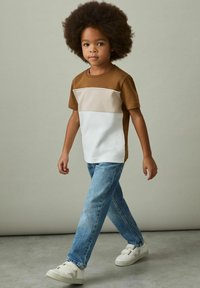 Reiss REISS COLE COTTON COLOUR-BLOCK PIPED T-SHIRT - T-shirts print - tobacco brown multi