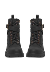 Czarne botki za kostkę o teksturowanym wykończeniu, z przodem sznurowanym, złotymi oczkami, krzyżującym się paskiem i grubą, solidną podeszwą.