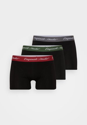 Trijų juodų boxer šortų rinkinys su kontrastingomis juostelėmis pilkos, žalios ir raudonos spalvos, ant kiekvienos juostelės puikuojasi „Originals Studio™“ logotipas.