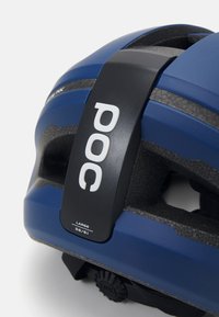 Casco da ciclismo blu con finitura lucida, marchio POC su una fascia nera, taglia contrassegnata come grande (56/61), dotato di aperture di ventilazione e di una manopola regolabile.