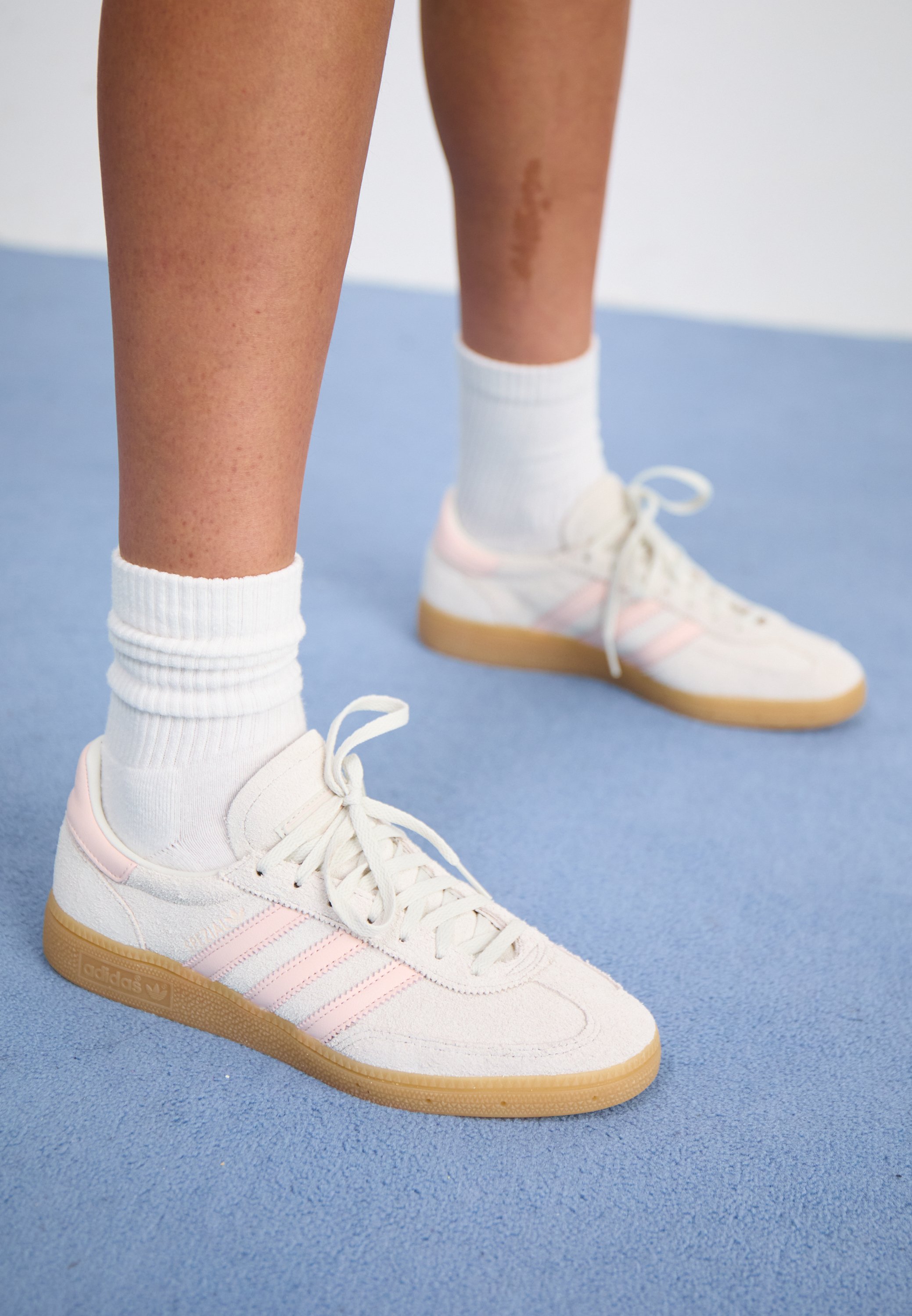 adidas Originals HANDBALL SPEZIAL - Tenisky - orbit grey/wonder quartz/gum