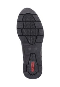 Zwarte schoenzool met getextureerde looppatronen, met een centraal ontwerp en rood "rieker" logo. Plat hak, duurzaam rubber materiaal.