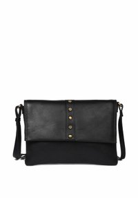 Zwarte leren clutch met een verstelbare schouderband, voorzien van een flap met vouw en goudkleurige studaccenten in het midden. Huidige textuur.