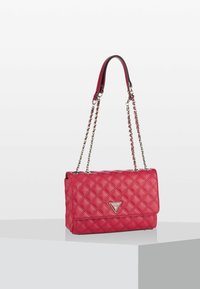 Borsa a tracolla rossa trapuntata con catena, dotata di un emblema triangolare sul davanti. Materiale in pelle liscia e design con chiusura a patta.