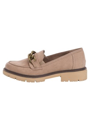 Beige ruskind loafers med en afrundet tå, dekorativ kædedetalje på vristen og en kraftig gummisål for bedre greb.