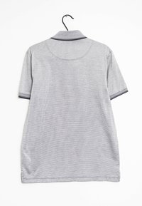 Szara koszulka polo zawieszona na czarnym haczyku, z kołnierzykiem, krótkimi rękawami i kontrastowym granatowym wykończeniem przy kołnierzu i rękawach.