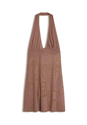 Bezrukávové halter šaty v mauve farbe s hlbokým výstrihom do V a zlatými ozdobnými vzormi v tvare špirál na sukni, zobrazené rozložené na bielom pozadí.