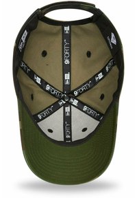 Camo-Muster Mütze mit grünem Schild und schwarzem Innenfutter. Verfügt über einen verstellbaren Riemen und Innenetiketten. Weicher Stoff und strukturiertes Design.