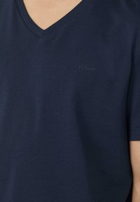 T-shirt blu navy a V, realizzata in morbido cotone con maniche corte; presenta un logo s.Oliver in un colore abbinato nella zona del petto.