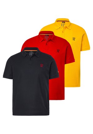 Drei kurzärmlige Poloshirts in Schwarz, Rot und Gelb, jeweils mit Kragen und kleinem „JP“-Logo auf der linken Brust.