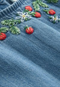 Next STRAWBERRY EMBROIDERED  - Farkkumekko - blue denim