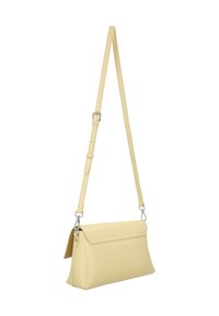 Geantă de umăr din piele galbenă cu clapetă pliabilă, curea reglabilă și accesorii argintii. Textură netedă și formă structurată.