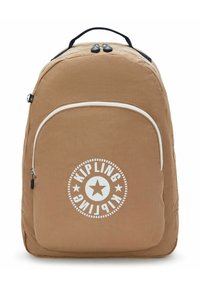 Bruine nylon rugzak met een ronde vorm, voorzien van een wit logo met een ster, een ritsvak aan de voorkant en dubbele handvatten aan de bovenkant.