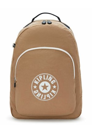 Bruine nylon rugzak met een ronde vorm, voorzien van een wit logo met een ster, een ritsvak aan de voorkant en dubbele handvatten aan de bovenkant.