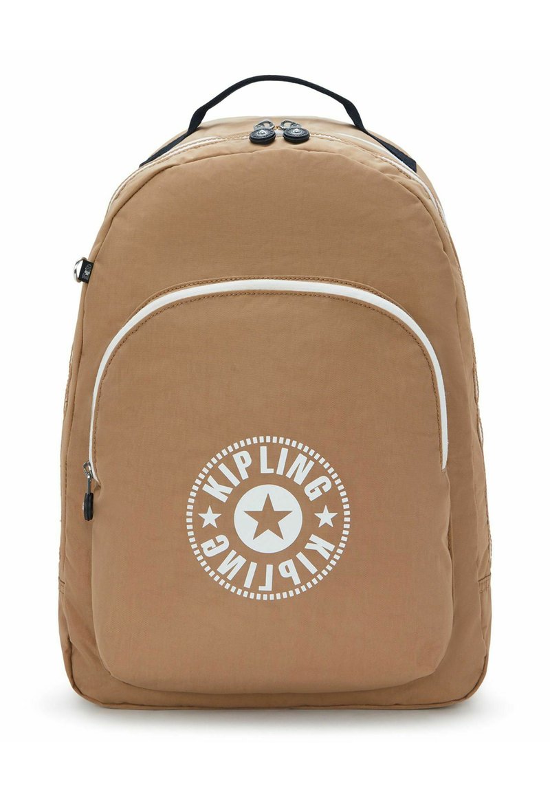 Bruine nylon rugzak met een ronde vorm, voorzien van een wit logo met een ster, een ritsvak aan de voorkant en dubbele handvatten aan de bovenkant.
