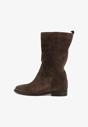 Botte en suède marron jusqu'au genou avec un bout arrondi, un design légèrement affaissé, une texture lisse et un petit talon en caoutchouc noir.