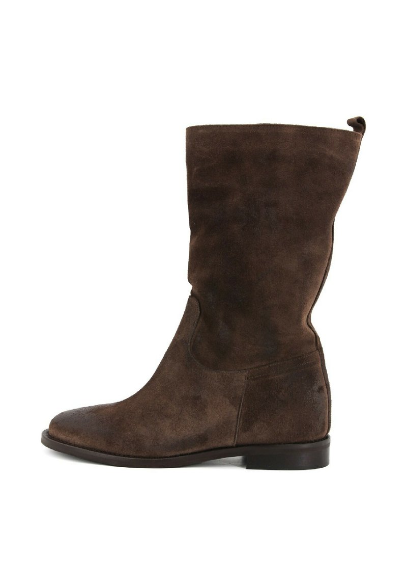 Stivale in suede marrone fino al ginocchio, con punta arrotondata, design leggermente scivolato, texture liscia e tacco in gomma nera basso.