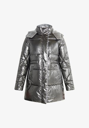 Chaqueta acolchada de color plateado metálico con cuello alto, cremallera frontal y bolsillos laterales. Superficie texturizada con secciones cosidas y acentos de ribete blanco.