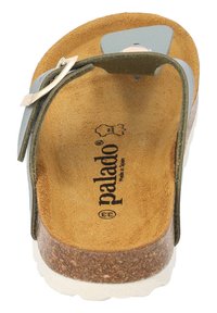 Sandalo scivoloso in pelle verde con soletta in sughero, suola in gomma bianca, fibbia argento e interno in suede beige con logo del marchio.