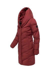 Röd vadderad parkas med huva, med diagonala quiltade detaljer, framdragkedja och sidofickor. Mjuk tyg med en slät yta.