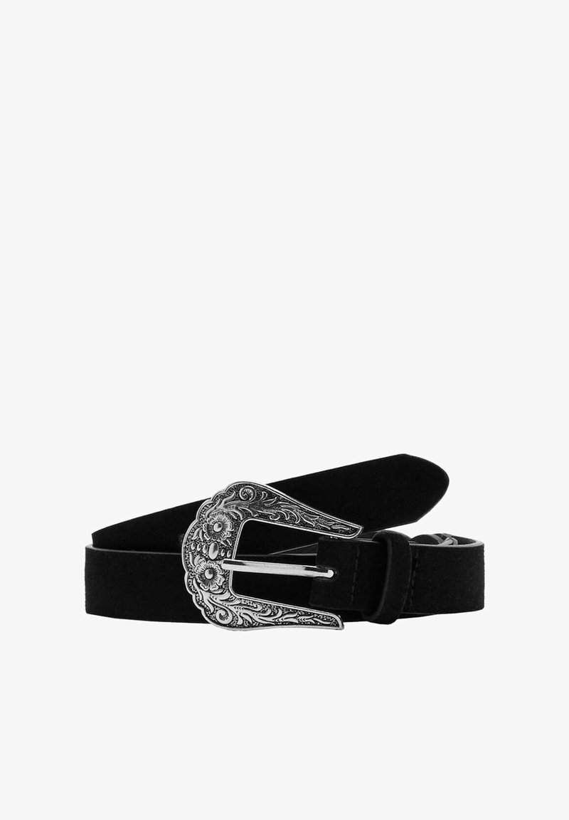 Ceinture en daim noir avec une boucle en argent ornée de gravures florales et en volutes, roulée avec la boucle tournée vers l'avant.