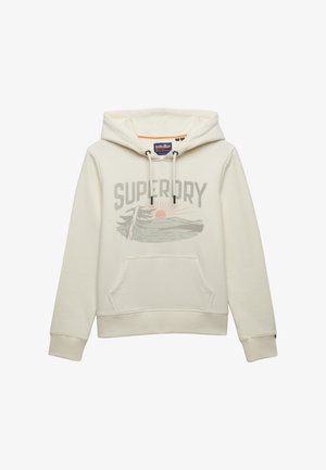 Sudadera con capucha color blanco hueso, con bolsillo frontal, capucha con cordón y texto "SUPERDRY" encima de un gráfico de un árbol, un lago y un sol naciente.