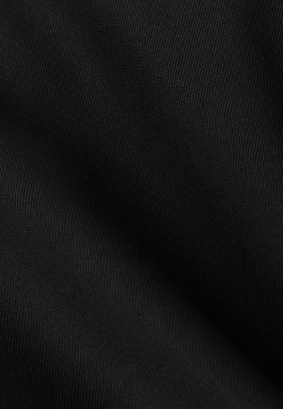 Tessuto nero con una texture liscia e un motivo a coste visibile, caratterizzato da una finitura opaca con pieghe sottili. Ideale per l'abbigliamento o l'uso in tappezzeria.