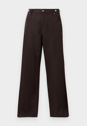 Dunkelbraune gerade geschnittene Hosen mit Knopfdetails am Bund und zwei vorderen Taschen, vor einem weißen Hintergrund präsentiert.