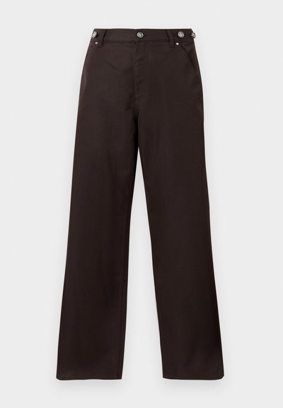 Pantalones rectos de color marrón oscuro con detalles de botones en la cintura y dos bolsillos frontales, exhibidos sobre un fondo blanco.