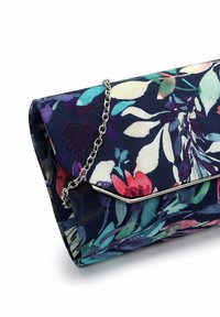 Kukkakuvioinen käsilaukku tummasta kankaasta, jossa on kirkkaita kukkia, hopeinen ketjuhihna ja teräväkulmainen läppäkiinnitys.