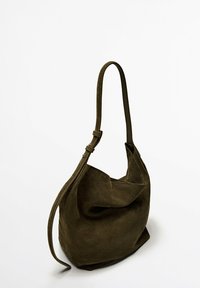 Olivgrön mockaväska med en enda justerbar rem, mjukt draperad design och öppning upptill, med en platt botten för stabilitet.