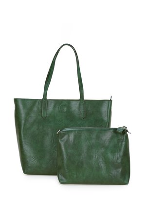 Grüne Ledertasche mit langen Griffen und passender kleinerer Reißverschlusstasche vorne auf weißem Hintergrund.