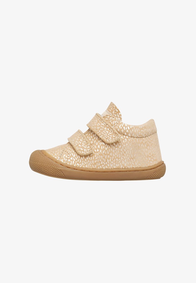 Sneaker beige per bambini con due cinturini in velcro, tomaia strutturata con un motivo sottile e suola in gomma.