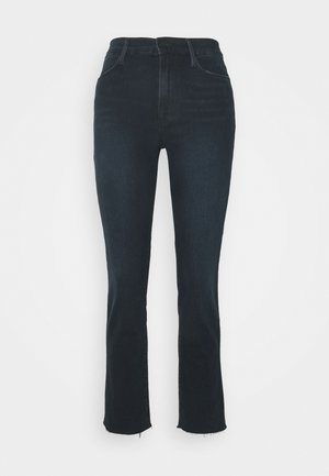 Ciemnoniebieskie jeansy z wysokim stanem i prostymi nogawkami, z przednimi kieszeniami, szlufkami na pasek i lekko strzępiącymi się zakończeniami nogawek.