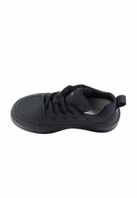 Czarne sneakersy z gładkim syntetycznym wierzchem, okrągłym noskiem, teksturowaną podeszwą i czarnymi sznurowadłami. Wyposażone w wzmocnione oczka i pętelkę do zakładania.