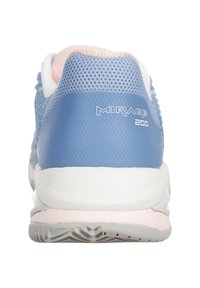 Chaussure de sport bleue avec tige en mesh, accents blancs et semelle intermédiaire rose. Présente le logo "MIRAGE 200" sur le talon. Semelle extérieure en caoutchouc texturé.