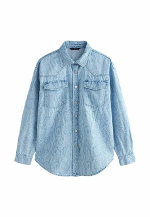 Chemise en denim bleu clair à manches longues avec un imprimé léopard discret, boutons-pression sur le devant, deux poches poitrine avec rabats et un col pointu.