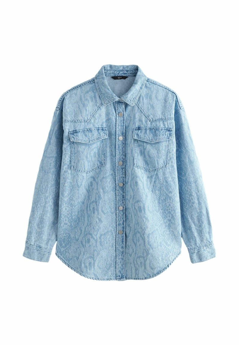 Chemise en denim bleu clair à manches longues avec un imprimé léopard discret, boutons-pression sur le devant, deux poches poitrine avec rabats et un col pointu.