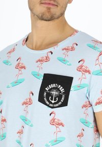 Blount & Pool TROPICAL POCKET - Print T-shirt - lt blue surfing flamingo