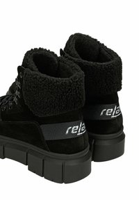 Stivaletti da donna in camoscio nero con colletto pieghevole texturizzato, suola robusta e striscia laterale con logo per un dettaglio in più.