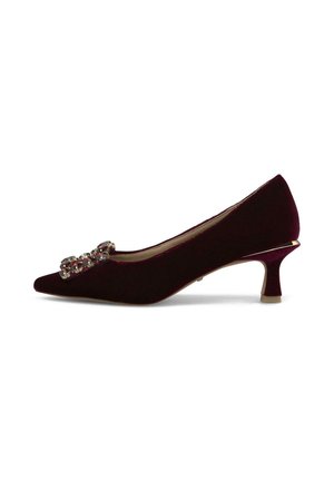 Zapato de mujer de terciopelo burdeos con tacón bajo, puntera puntiaguda y adorno decorativo con joyas en la parte delantera, mostrado en perfil lateral.