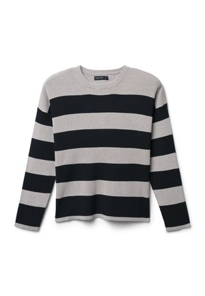 Pull rayé avec des rayures horizontales alternées de gris clair et noir. Fabriqué en tissu côtelé, il présente un col rond et des manches longues.
